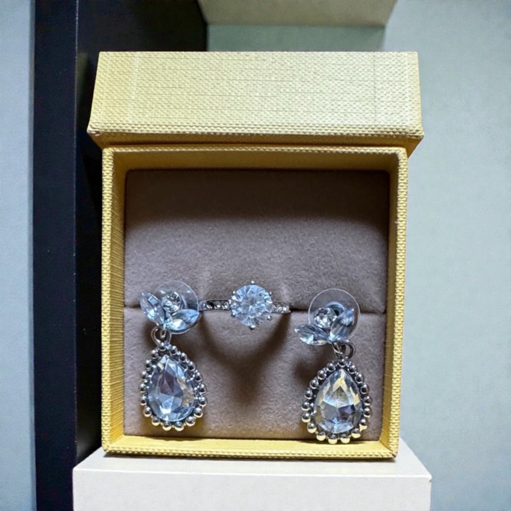 Elegant Silver Jewelry Set with Crystal Accents